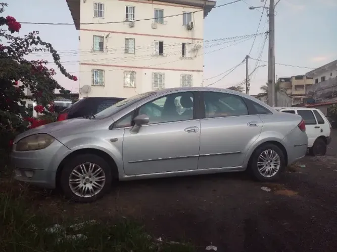 Fiat Linea Essence 1.8 Flex 16V 4P 2012