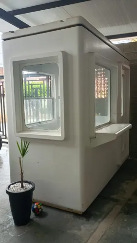 Guarita de fibra em ótimo estado, pronta para uso. Possui porta e janelas de vidro.