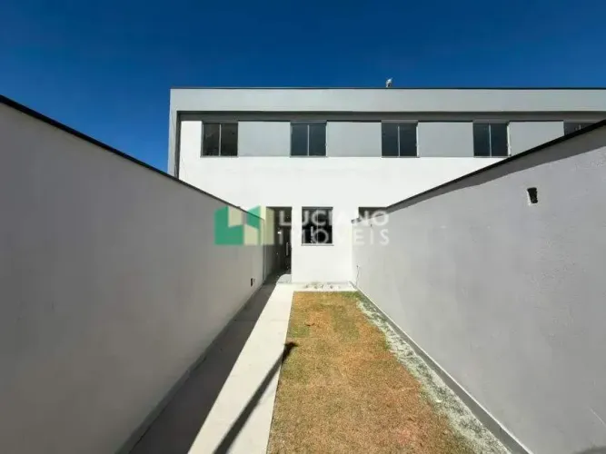 CASA GEMINADA COM 2 QUARTOS E 2 VAGAS NO MANTIQUEIRA