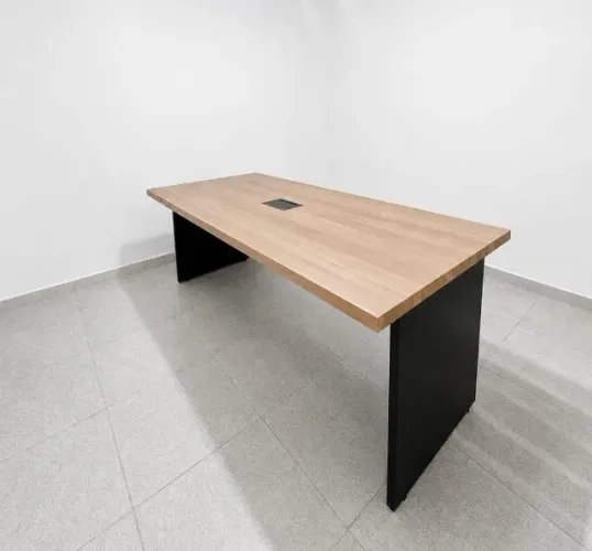 Mesa de Escritório com Caixa de Tomada