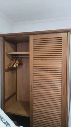 Armário madeira maciça novinho