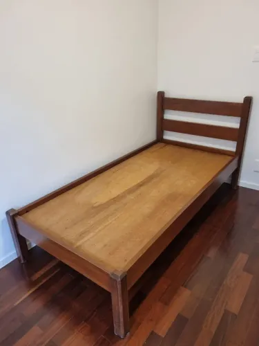 LINDA CAMA EM MADEIRA MACIÇA