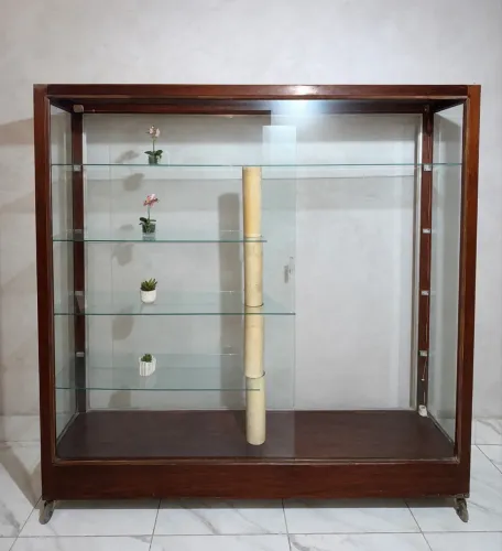 Vitrine em madeira e vidro 2m x 2m