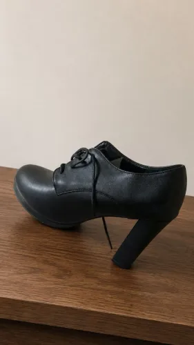 Sapato Oxford Salto Alto. (Tamanho 37) SEMINOVO