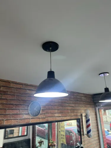 4 Luminárias de alumínio, com lâmpada e tudo.