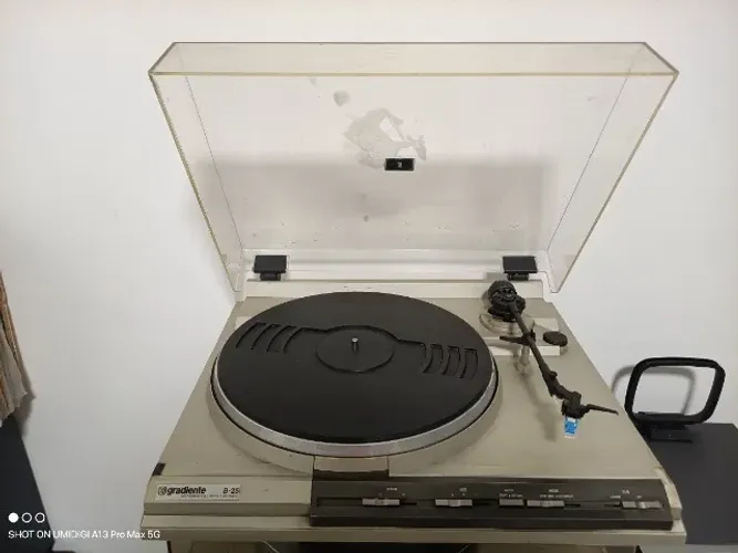 Toca discos Gradiente B25. Ótimo estado de funcionamento!