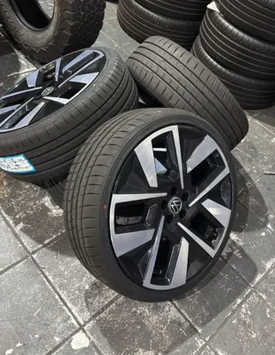 VENDO 2 PNEUS ARO 20 - 225/35 R20