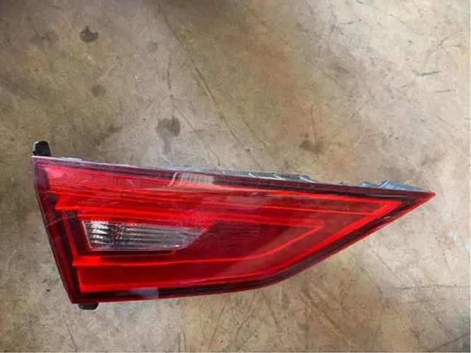 Lanterna Tampa T.e (8v5945093h) Audi A3 Sedan