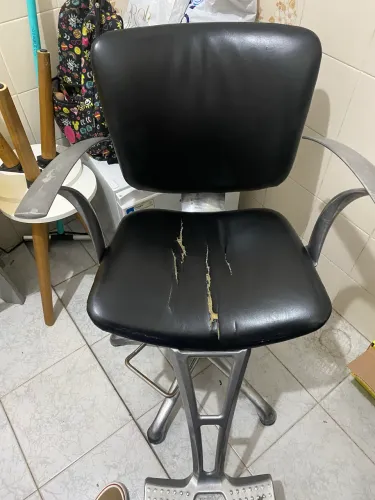 Vendo cadeira para salão de cabeleireiro.