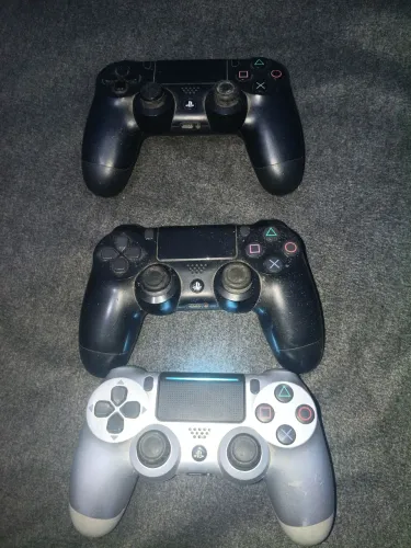 3 controles de ps4 e 1 de xbox