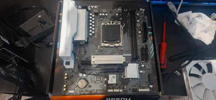 Placa-Mãe Gigabyte B650M Gaming Rev.1.0, AMD AM5, mATX, DDR5, RGB, WiFi, Preto