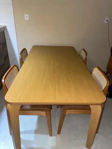 Conjunto de mesa com cadeira em madeira maciça
