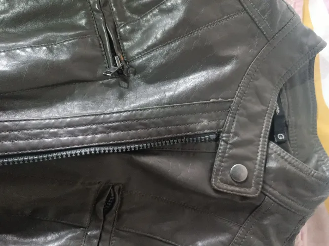 Vendo duas jaquetas uma de couro masculino e outra feminina côr cinza escuro G