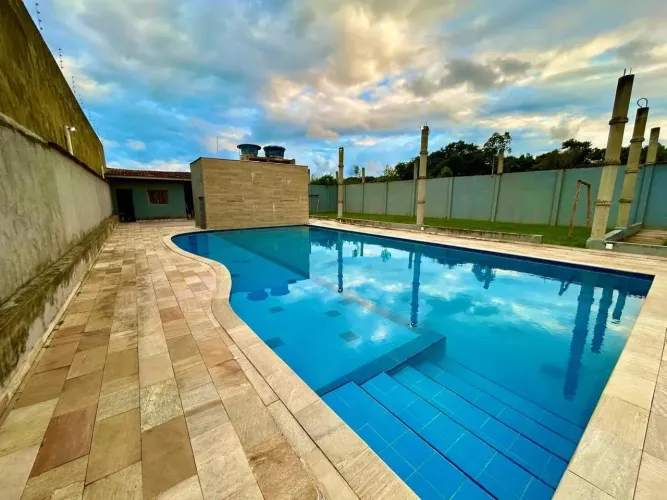 Chácara com piscina e 4 quartos em Itanhaém.