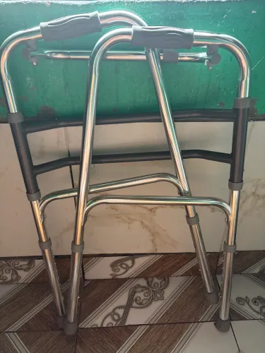 Andador adulto articulado