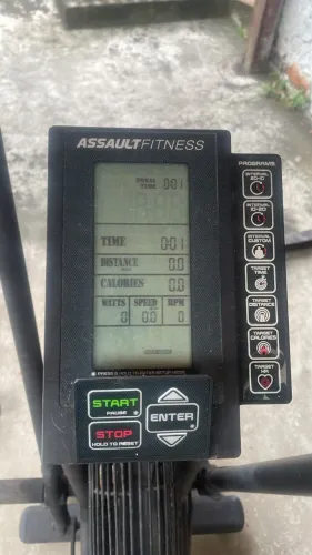 equipamentos crossfit. remo concept, air bike assault, pisos 20mm, tamanho 50x50. estante.