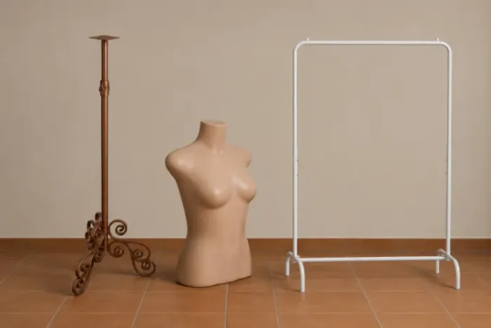 Kit Completo para Brechó | Araras + Cabides + Busto + Etiquetagem + Expositores