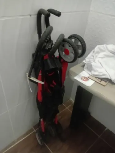 Vendo um carrinho de passeio e uma cadeira de alimentação