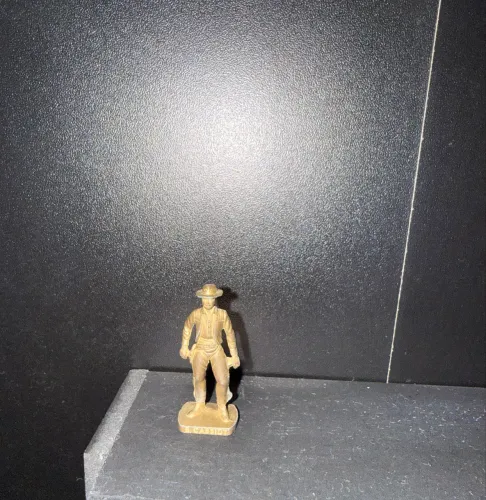 Kinder Ovo Estátua de Ferro 