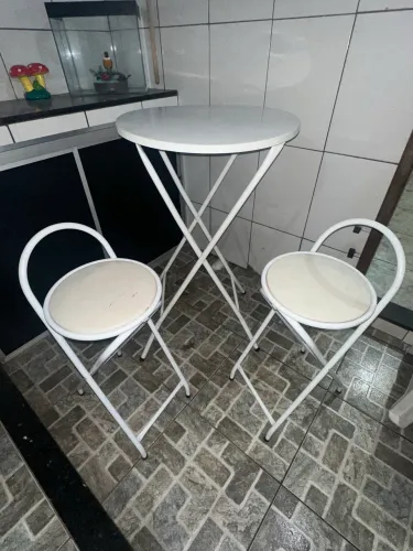 Conjunto mesa + 2 cadeiras dobráveis