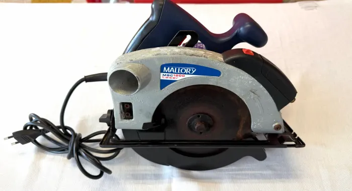 Serra circular laser Mallory 1200w 127V usada revisada