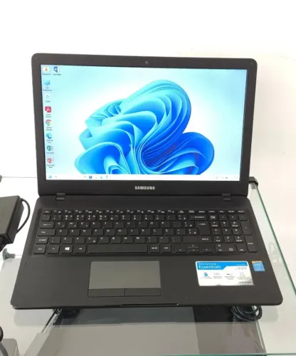 Notebook Samsung NP300E5K | i3-5005U | 8GB RAM | 128GB SSD | HD 5500 | Tela 15.6"