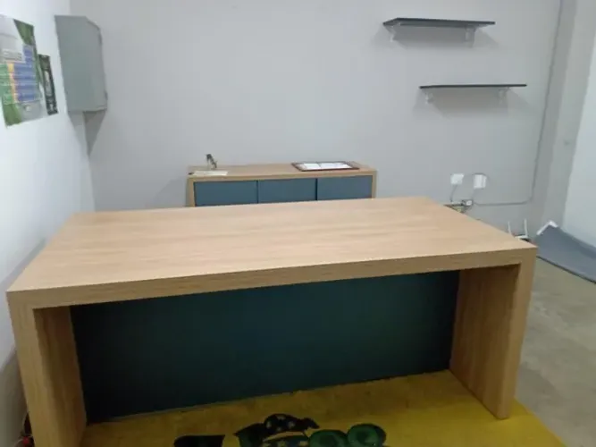 Conjunto de mesa com armario para escritório em MDF