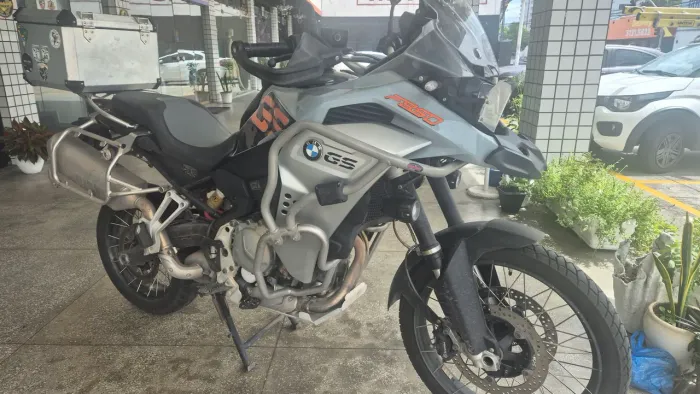 Moto em dias e revisada sem detalhes