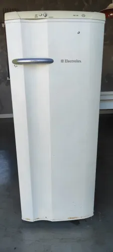 Geladeira Electrolux RE28 (240L) 127v