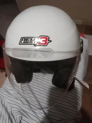 Capacete usado poucas vezes