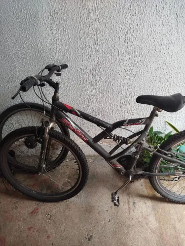 Vendo bicicleta usada de marcha por 200 reais. Contato whatsapp *