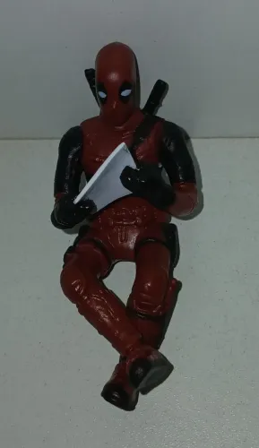 BONECO ACTION FIGURE MARVEL MINIATURA DEADPOOL SENTADO SENTADINHO