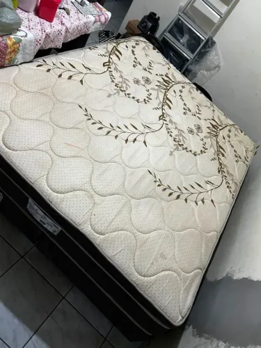 Vende-se cama box queen de molas ensacadas em perfeito estado