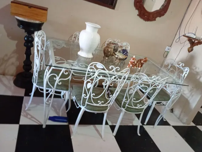 Mesa em ferro antigo com 6 cadeiras. Estado de novo