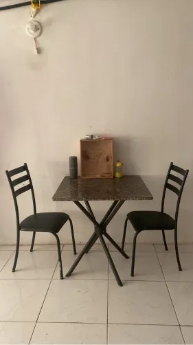 Mesa com pedra de mármore e duas cadeiras