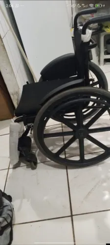 Cadeira de rodas monobloco com pneu macisso