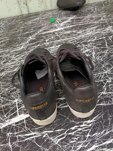 Vendo um tênis Adidas unissex em couro 