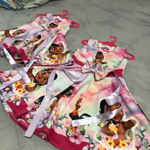 Vendo Vestido temáticos ( um TAM 1 ano) e o outro ( TAM 4 anos )