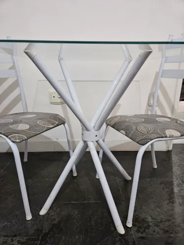 Mesa com 4 cadeiras