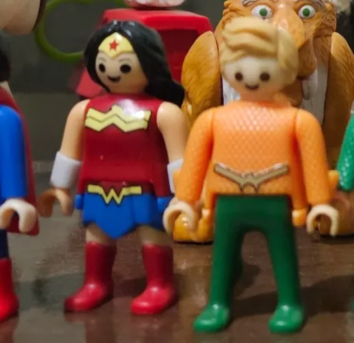 Bonecos Colecionáveis Liga da Justiça do Kinder Ovo