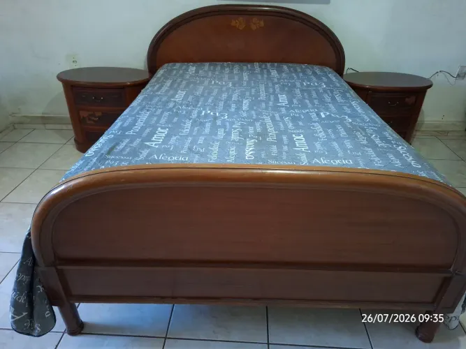 Jogo de Quarto em Madeira Maciça - Cama de Casal + 2 Criados-Mudos