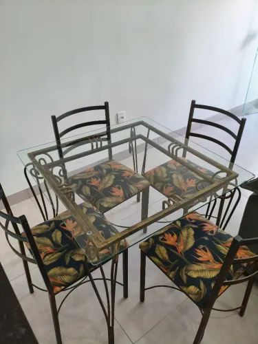 Mesa de ferro com 4 cadeiras almofadadas