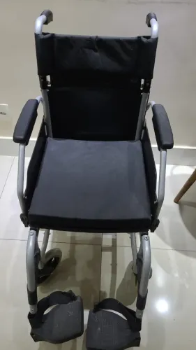 Cadeira de rodas, manual, dobrável.