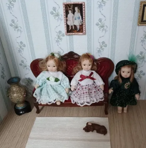 Mini bonequinha de porcelana vitoriana