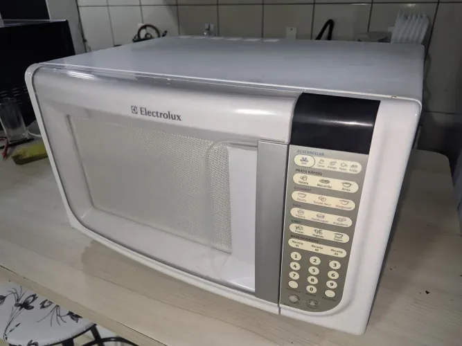 Microondas Eletrolux 31L funcionando perfeitamente.