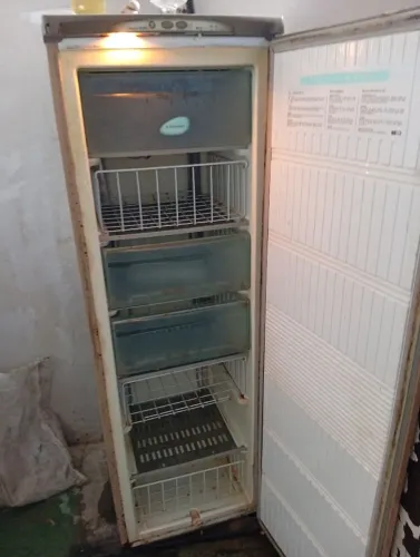 Freezer com marcas de uso externa porém o interior está conservado e funcionando perfeito