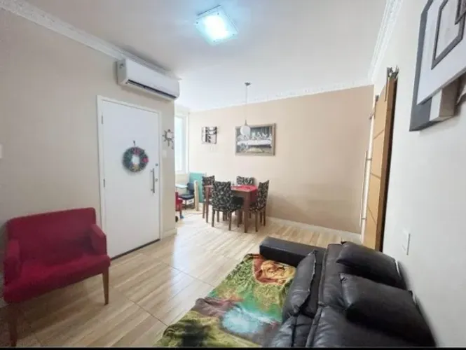 Casa com 2 Quartos e Ótimo Espaço Interno