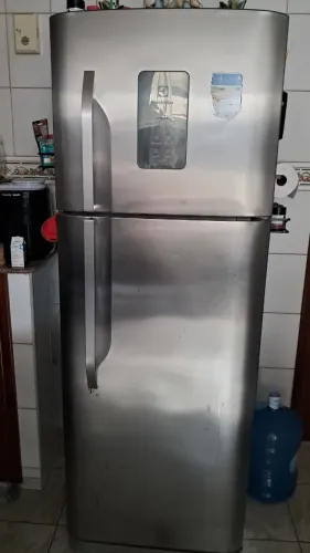 Refrigerador Electrolux Frost Free inox com 464 volume total.