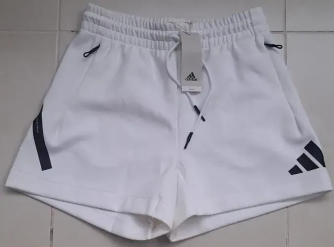 Short Adidas Novo Branco modelo Folgado Soft Lux