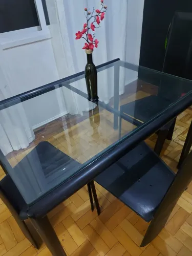 Mesa de metal e tampo de vidro